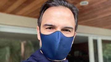 Tadeu Schmidt posa com máscara de proteção igual a das filhas e da esposa - Reprodução Instagram