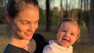 Laura Neiva registra a filha tomando sol - Reprodução Instagram