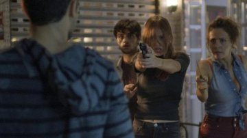 Jacaré tenta atirar em Jonatas e Eliza, leva a pior e consegue fugir - Globo