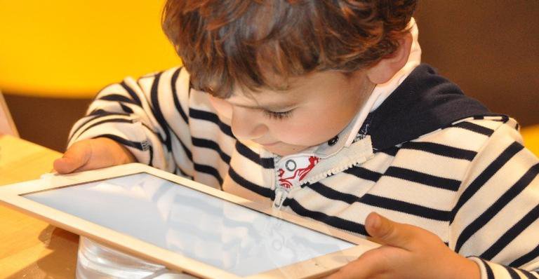 Tecnologia para crianças: quais são os prós e os contras? - Imagem de Nadine Doerlé por Pixabay