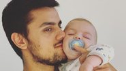 Felipe Simas surge ao lado do filho - Reprodução Instagram