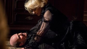 Schultz (Ruben Gabirra) encontra o veneno que Greta (Julia Lemmertz) usou. Ela o mata. - Globo/Mauricio Fidalgo
