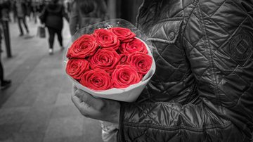Lutar por amor não é mandar flores incansavelmente, escrever poesias e jurar de pé junto que vai mudar. - Rudy e Peter Skitterians/Pixabay