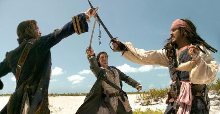 Johnny Depp e Orlando Bloom em cena de 'Piratas do Caribe 2' - Divulgação
