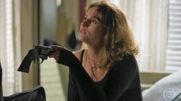 Sofia (Priscila Steinman) pede que Jacaré (Sérgio Malheiros) acabe com Eliza - TV Globo