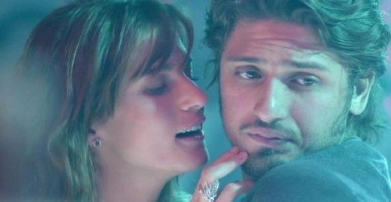 Sofia (Priscila Steinman) provoca Rafael (Daniel Rocha) em 'Totalmente Demais' - Globo