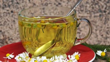 O chá de camomila é excelente para diminuir a ansiedade - Pixabay