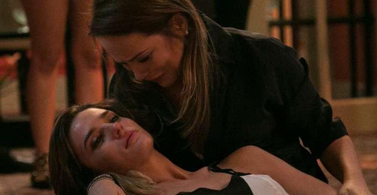 Lili (Vivianne Pasmanter) com Sofia (Priscila Steinman) à beira da morte - Globo / Raphael Dias
