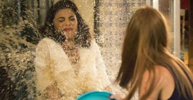 Eliza joga balde de água suja em Carolina - Globo