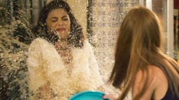 Eliza joga balde de água suja em Carolina - Globo