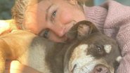 Para ilustrar a postagem, Gisele compartilhou uma foto ao lado de um dos cachorros de estimação da família - Instagram/@gisele