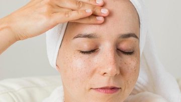 Usar máscaras de proteção facial pode causar acne - Freepick