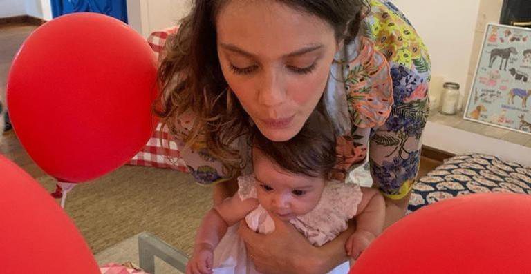 Laura Neiva registra a filha na babá eletrônica - Instagramneivalaura
