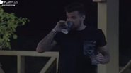 Lipe Ribeiro bebe drink de álcool em gel - Playplus