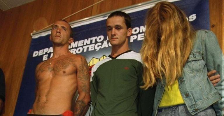 Os irmãos Cristian e Daniel Cravinhos e a estudante Suzane von Richthofen ao serem detidos, em 2002 - Luciana Cavalcanti