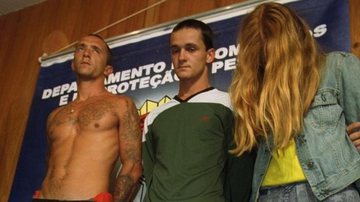 Os irmãos Cristian e Daniel Cravinhos e a estudante Suzane von Richthofen ao serem detidos, em 2002 - Luciana Cavalcanti