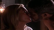 Helena (Vera Fischer) e Pedro (José Mayer) se beijam, em 'Laços de Família', mas tudo não passa de um sonho da loira - TV Globo
