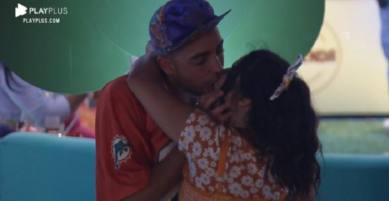 Lucas Maciel e Raissa Barbosa se beijam em "A Fazenda 2020" - Record TV
