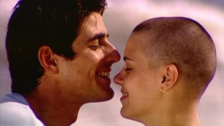 Edu e Camila após a estudante raspar os cabelos para o tratamento de leucemia - TV Globo