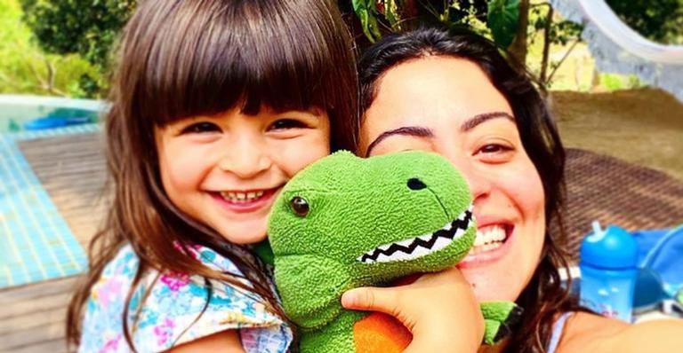 Carol Castro posa abraçada com a filha e fala sobre as crianças na pandemia: ''Sentem tudo'' - Instagram/castrocarol