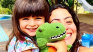 Carol Castro posa abraçada com a filha e fala sobre as crianças na pandemia: ''Sentem tudo'' - Instagram/castrocarol