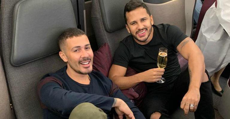 Carlinhos Maia e o marido Lucas Guimarães em viagem para os Emirados Árabes Unidos - Instagram/@carlinhosmaiaof