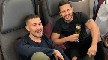 Carlinhos Maia e o marido Lucas Guimarães em viagem para os Emirados Árabes Unidos - Instagram/@carlinhosmaiaof
