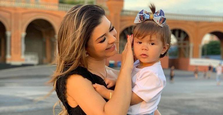 Amanda Françozo ao lado da filha, Vitória, de 1 ano - Instagram/@amandafracozooficial