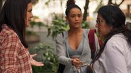 Lurdes (Regina Casé) flagra discussão entre Thelma (Adriana Esteves) e Vitória (Taís Araujo), em 'Amor de Mãe' - Globo