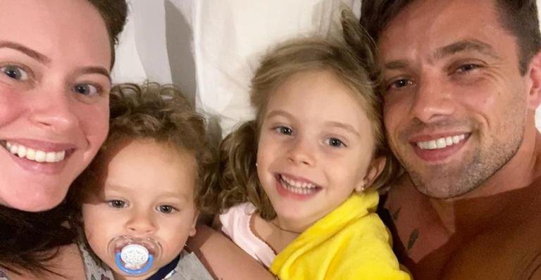Rafael Cardoso e Mari Bridi com os filhos, Aurora e Valentim - Reprodução/Instagram
