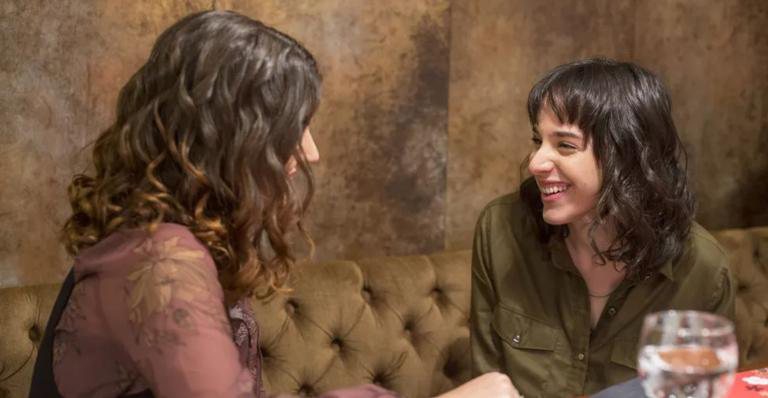 Samantha (Giovanna Grigio) e Lica (Manoela Aliperti) se beijam - Globo / Marília Cabral