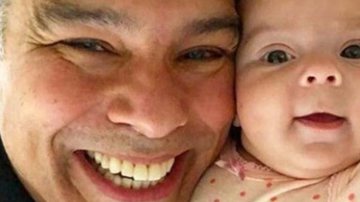Maurício Mattar tira soneca da tarde com a filha caçula - Instagram/@mauriciomattar