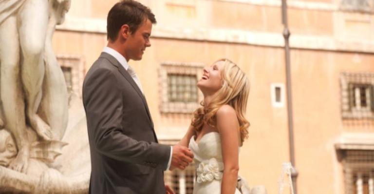 Kristen Bell e Josh Duhamel em cena de 'When in Rome' - Divulgação