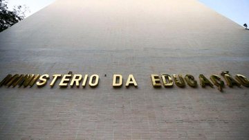 O documento estabelece ainda a adoção de recursos educacionais digitais - Marcelo Camargo/Agência Brasil