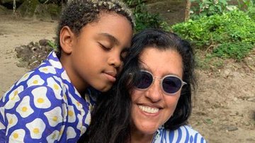 Regina Casé surge fazendo aviãozinho com o filho e declara - Instagram/reginacase