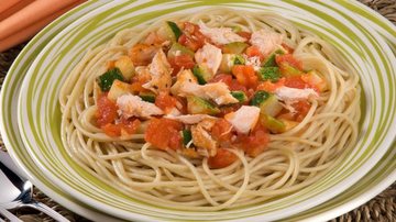 Spaghetti ao Azeite com Salmão e Abobrinha - Divulgação