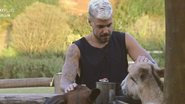 Lipe Ribeiro cuida dos animais em 'A Fazenda' - Record TV/Play Plus