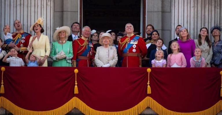 Família Real britânica reunidos no balcão do Palácio de Buckingham - Instagram/ @theroyalfamily / PA Images
