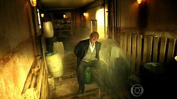 amuel (Juca de Oliveira) é amarrado em um lugar que começa a encher de água - TV Globo