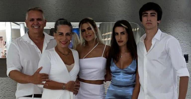 Gloria Pires posa com a família na noite de ano novo - Instagram/@gpiresoficial