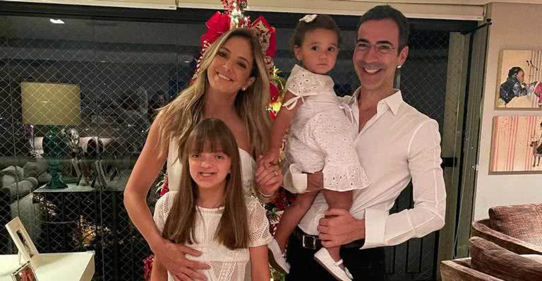 Ticiane posou com o marido, César Tralli, e as duas filhas - Instagram/@ticipinheiro