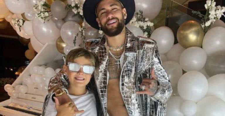 Neymar vira piada na internet ao surgir com roupa toda prateada no Réveillon - Instagram