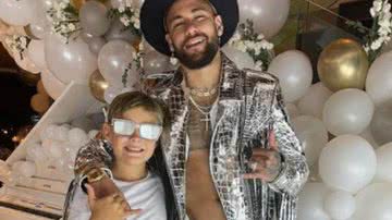 Neymar vira piada na internet ao surgir com roupa toda prateada no Réveillon - Instagram