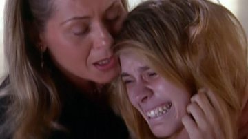 Helena (Vera Fischer) consola Camila (Carolina Dieckmann) em tratamento de leucemia - Globo