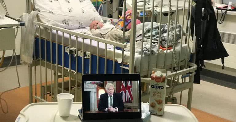 Jessie Cave publica foto do filho Abraham, de 3 meses, no hospital com Covid-19 - Instagram/@jessiecave