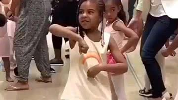 Blue Ivy, filha mais velha de Beyoncé, arrasa dançando em vídeo - Instagram/@mstinalawson