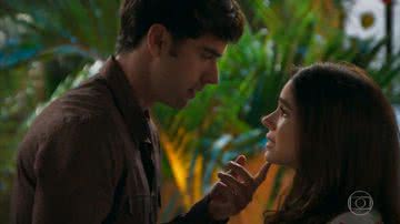 Após declaração de amor, Felipe (Marcos Pitombo) e Shirlei (Sabrina Petraglia) se beijam - Globo