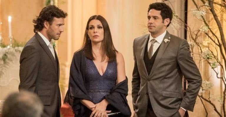 Penélope (Carolina Ferraz) é surpreendida com Beto (João Baldasserini) - Globo