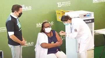 Mônica Calazans recebendo a primeira dose da vacina - Reprodução/CNN Brasil