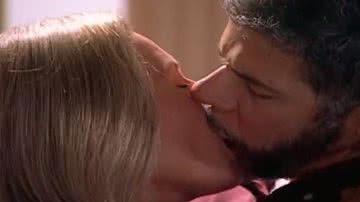 Helena beija Pedro após discussão em 'Laços de Família' - TV Globo